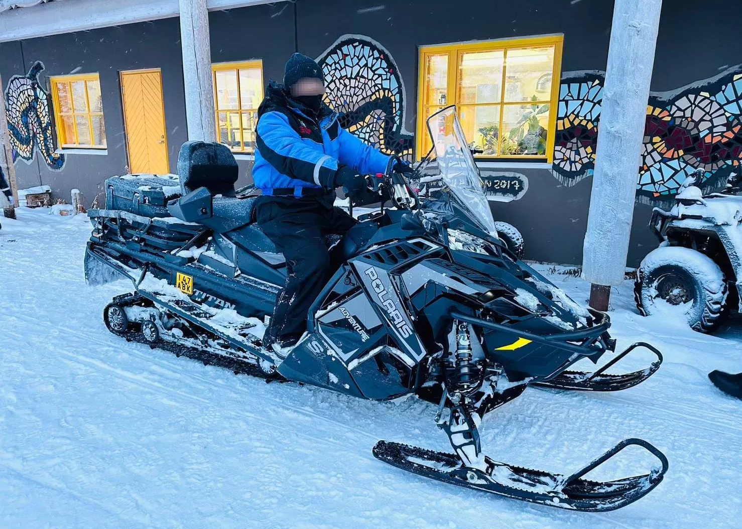 北歐旅遊行程，雪上摩托車。