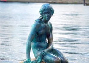 北歐峽灣 小美人魚雕像