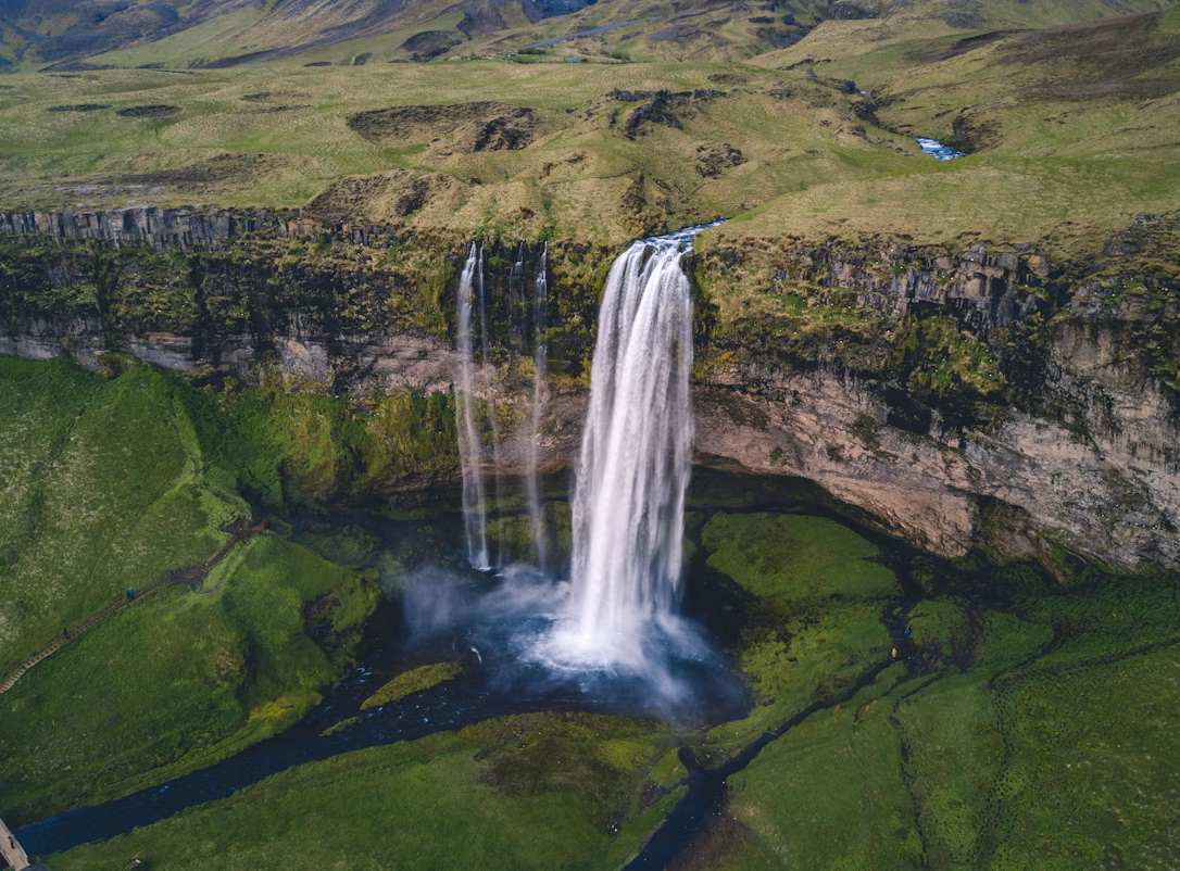 冰島景點,塞里雅蘭瀑布(Seljalandsfoss)